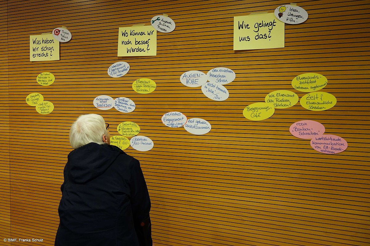 Bild einer Teilnehmerin vor der Mindmap