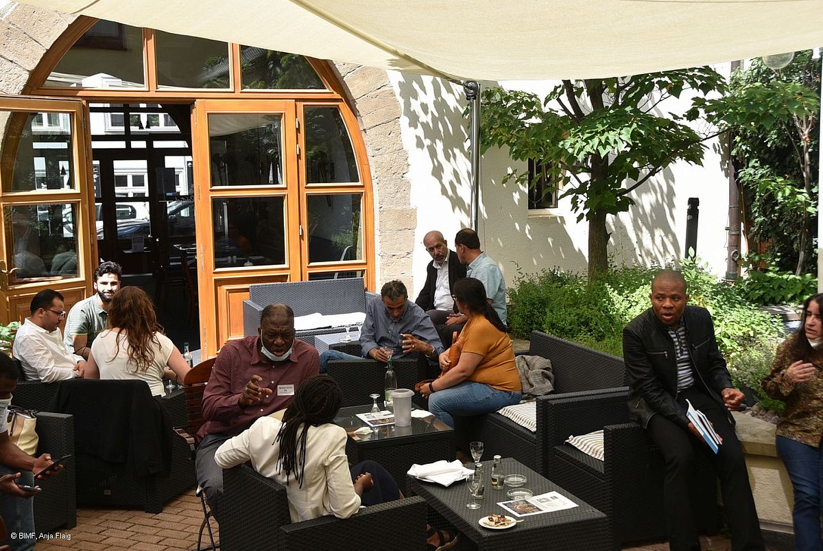 Besucher*innen im Austausch