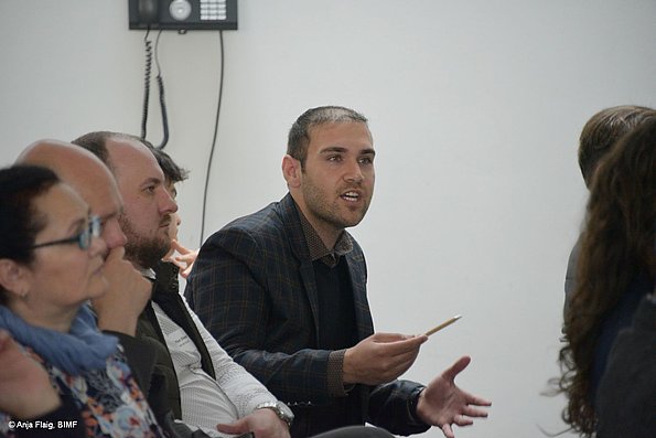 MO VA 17.05.2025 Publikum, mehrere Menschen sitzend, eine Person scheint zu sprechen