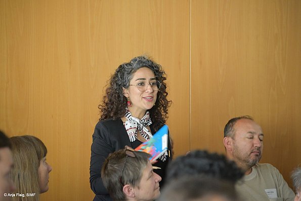 MO VA 17.05.2025 Publikum, Personen sitzend, eine Frau stehend