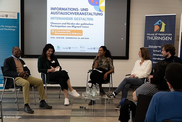 Veranstaltung politische Teilhabe 06.06.2024 - Podium, mehrere Personen sitzend in einem Halbkreis