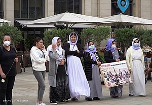 Gedenktag, Frauen im Kleidern