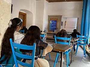 Bildung, Kinder sitzend an Tischen