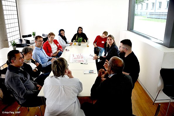 MO VA 17.05.2025 Austauschrunde meherere Personen sitzend am Tisch