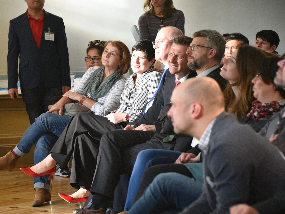 Publikum betrachtet das Wimmelbild