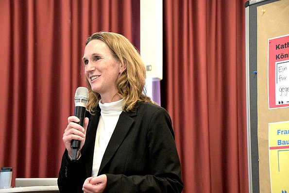 MO VA 20.04.2024 Frau Kruppa (Beauftragte) spricht in ein Mikrofon