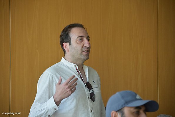 MO VA 17.05.2025 eine männliche Person stehend