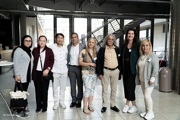 Veranstaltung politische Teilhabe 06.06.2024 - mehrere Personen stehend nebeneinander, schauen in die Kamera