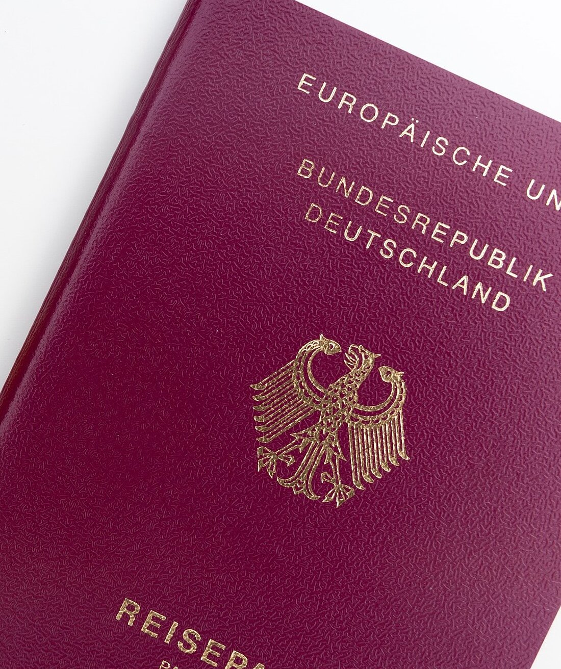 Bild: Pixabay_viarami: Deutscher Reisepass, weinroter Pass mit goldener Schrift