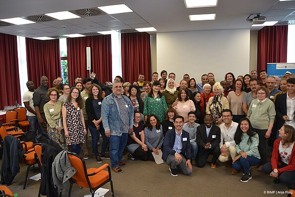 Foto MO VA: Gruppenfoto, viele Menschen stehend und kniend