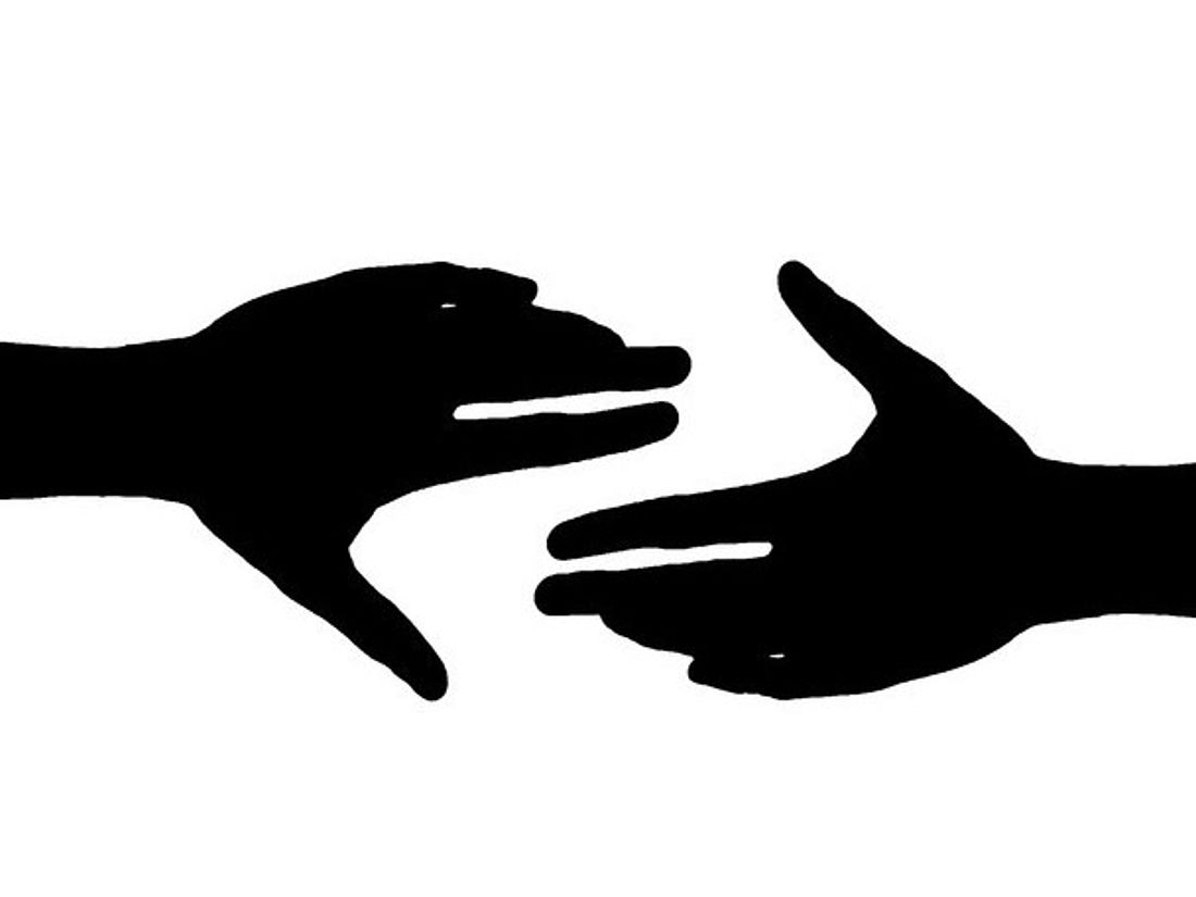 Zwei greifende Hände_Quelle Pixabay Mohamed Hassan