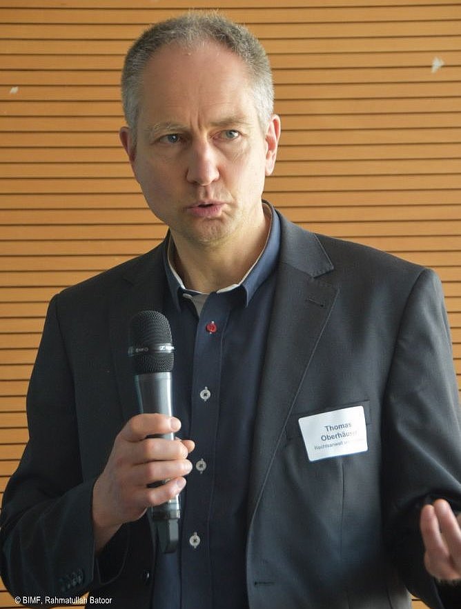 Veranstaltung Einbürgerung 2024-06-12 - Dozent, eine Person sprechend in ein Mikrofon