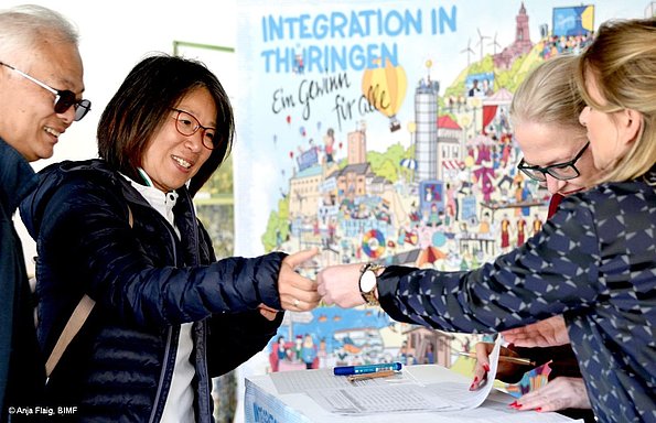 MO VA 17.05.2025 Anmeldung, 4 Personen stehend, im Hintergrund ein Wimmelbild