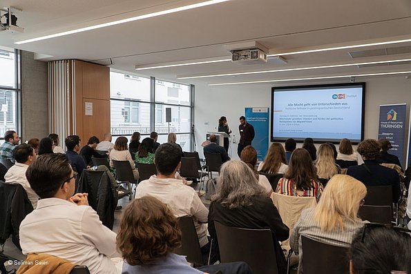 Veranstaltung politische Teilhabe 06.06.2024 - mehrere Personen sitzend, Publikum, fotografiert von hinten