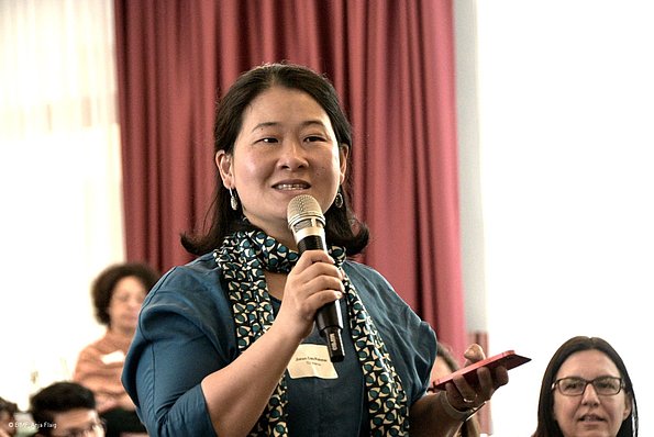 MO VA 20.04.2024 Frau mit Halstuch spricht in ein Mikrofon