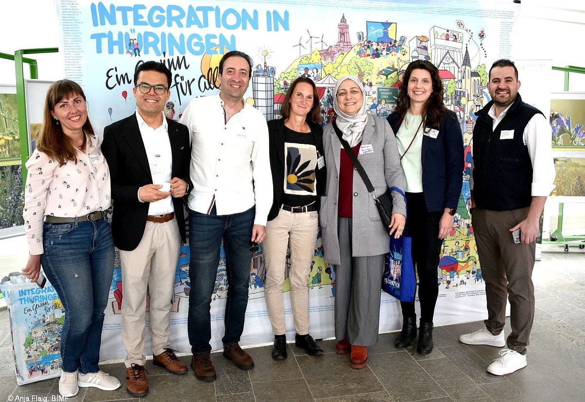 MO VA 17.05.2025 mehrere Personen stehend vor Wimmelbild, Gruppenbild mit Mirjam Kruppa