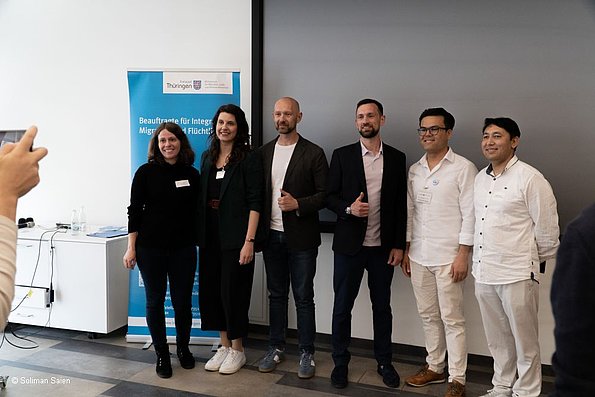 Veranstaltung politische Teilhabe 06.06.2024 - mehrere Personen stehend nebeneinander, lächeln