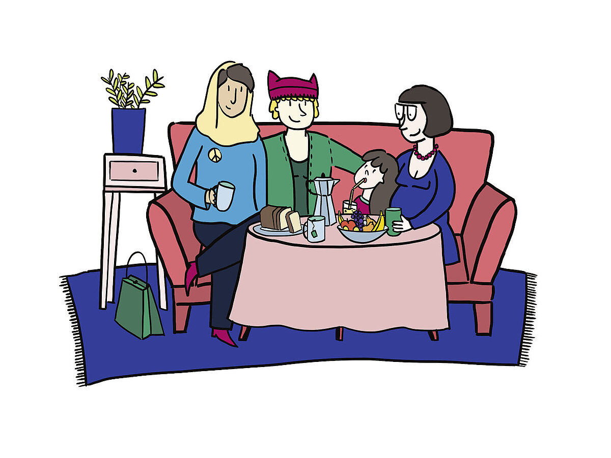 GeoTour bunt gemaltes Bild rotes Sofa, blauer Teppich, Tisch mit rosa Tischdecke, weißer Beistellschrank mit blauem Blumentopf, 4 Menschen bunt gekleidet sitzend nebeneinander auf dem Sofa, Essen + Trinken auf dem Tisch