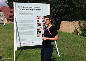 Samantha Font-Sala vor einer Ausstellungstafel