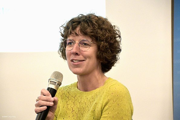 MO VA 20.04.2024 Frau mit Brille und kurzen lockigen Haaren spricht in ein Mikrofon