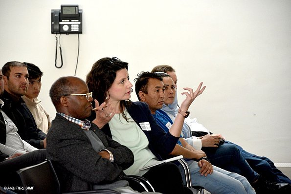 MO VA 17.05.2025 Publikum, mehrere Personen sitzend, seitlich fotografiert