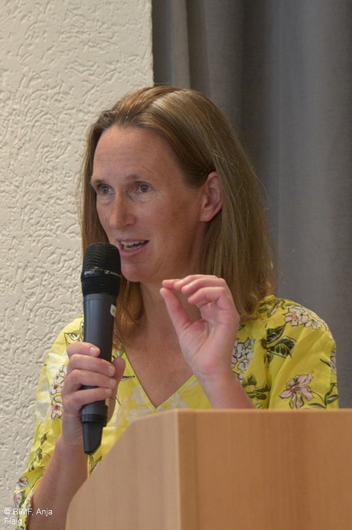 Mirjam Kruppa hält Grußwort