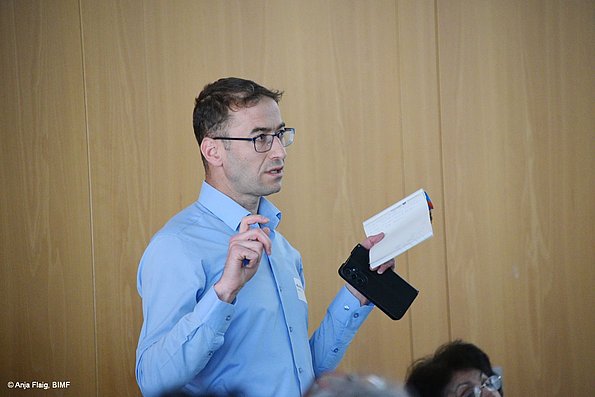 MO VA 17.05.2025 eine männliche Person stehend