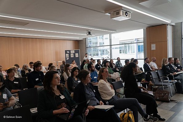 Veranstaltung politische Teilhabe 06.06.2024 - seitlich fotografiert, Publikum, viele Personen sitzend