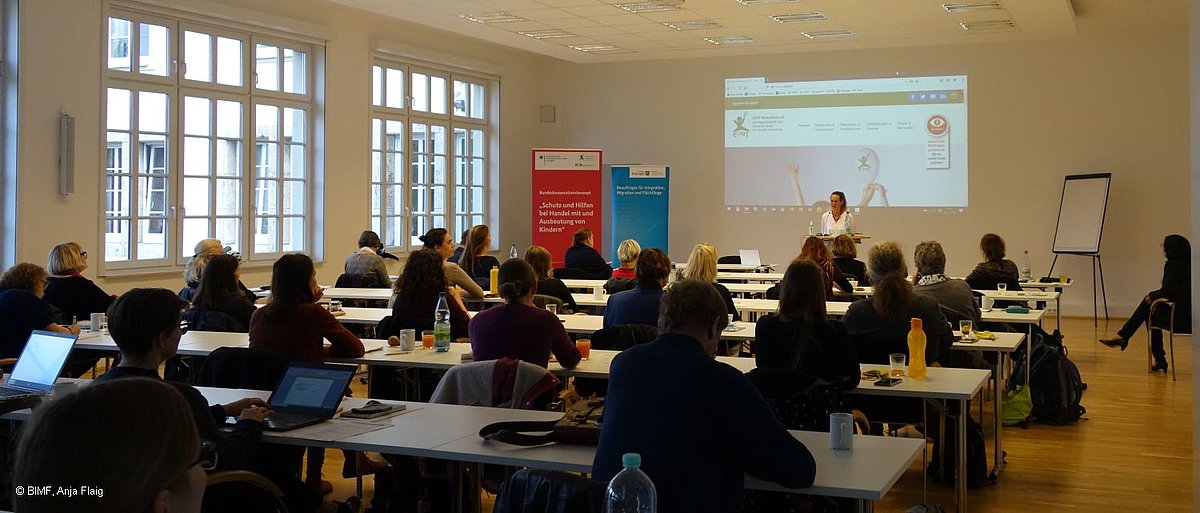 Foto: Menschenhandel - Stuhlreihen