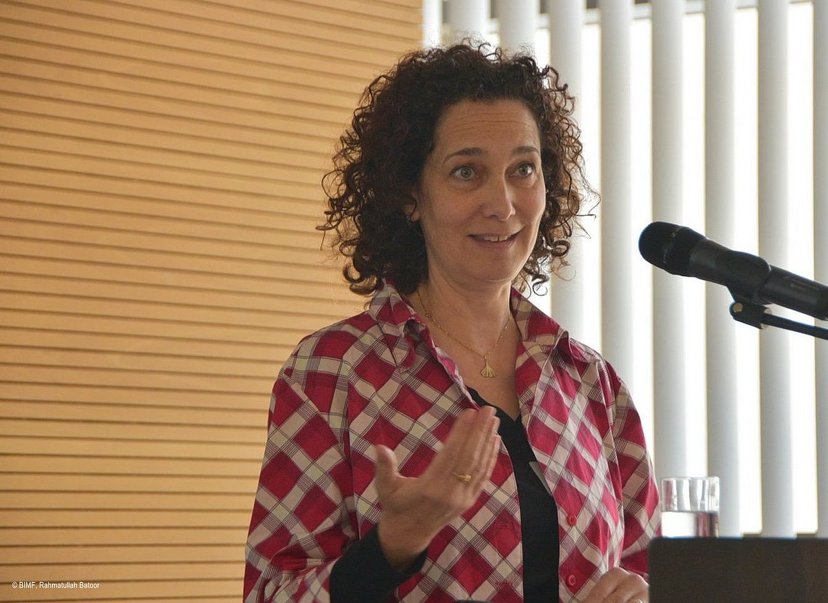 Veranstaltung Einbürgerung 2024-06-12 - Frau stehend am Mikrofon