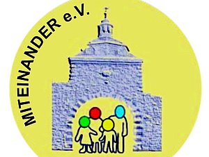 Logo Verein Miteinander: gelber Kreis mit Schriftzug und Torbogen, 4 Menschen Karikaturen im Torbogen