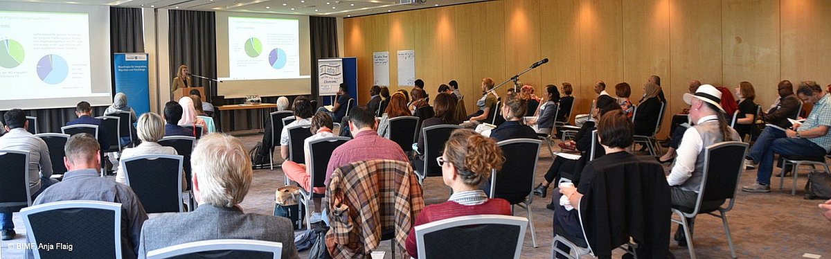 Blick in die Stuhlreihen