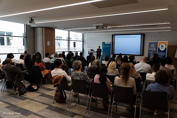 Veranstaltung politische Teilhabe 06.06.2024 - mehrere Personen sitzend, Publikum, fotografiert von hinten