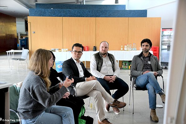 MO VA 17.05.2025 Gesprächsrunde, mehrere Personen sitzend im Halbkreis