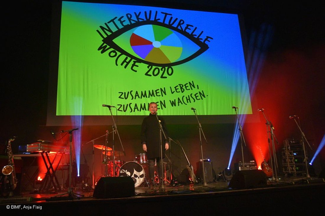 Bühnenbild mit Logo der Interkulturellen Woche