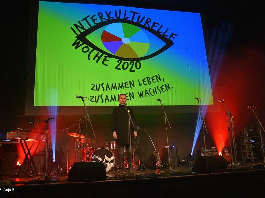 Bühnenbild mit Logo der Interkulturellen Woche