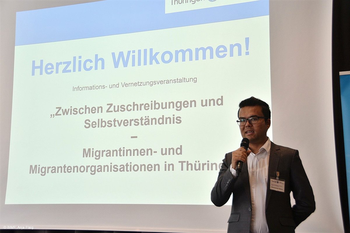 Referent vor Begrüßungsfolie