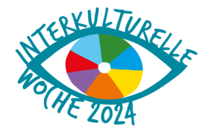 Logo: Ein Auge mit einer Iris, die aus vielen bunten Dreiecken besteht, "Interkulturelle Woche 2024" steht um das Auge herum