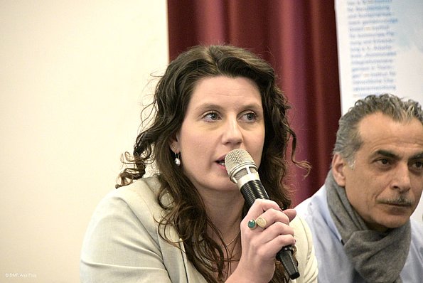 MO VA 20.04.2024 Frau mit dunklen langen Haaren spricht in ein Mikrofon, daneben sitzt ein Mann