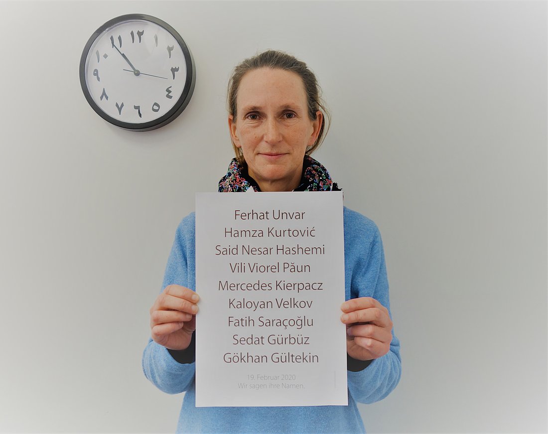 Mirjam Kruppa mit einem Zettel der die Namen der Opfer zeigt