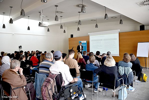 MO VA 17.05.2025 Publikum, viele Personen sitzend in Reihen von hinten fotografiert