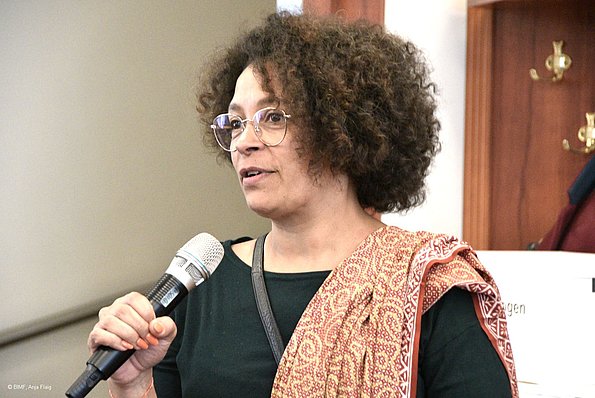 MO VA 20.04.2024 Frau mit Brille spricht in ein Mikrofon