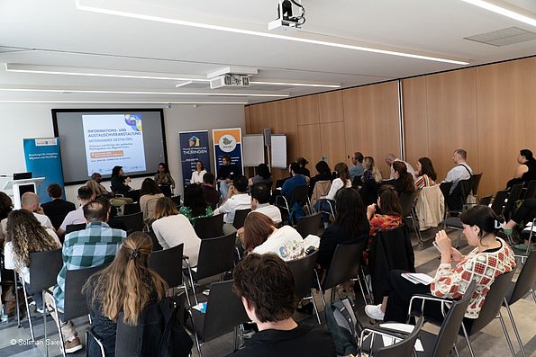Veranstaltung politische Teilhabe 06.06.2024 - Publikum, viele Personen sitzend fotografiert von hinten