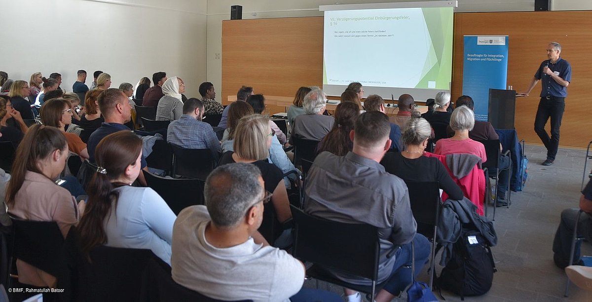 Veranstaltung Einbürgerung 2024-06-12 - Publikum von hinten fotografiert, Leinwand, Rollup, Dozent