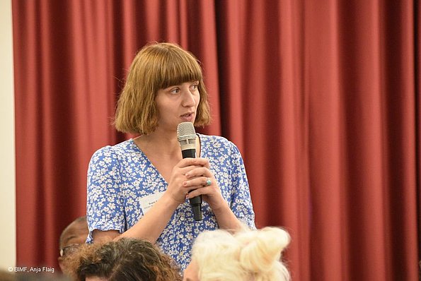 Foto BIMF: MO Veranstaltung 2022 Frau am Mikrofon