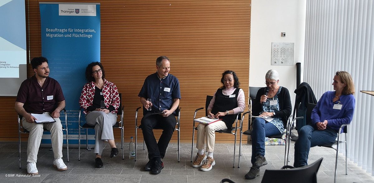 Veranstaltung Einbürgerung 2024-06-12 - Podium, mehrere Personen sitzend in einem Halbkreis