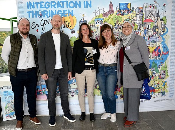 MO VA 17.05.2025 Gruppenbild vor dem Wimmelbild mit Mirjam Kruppa