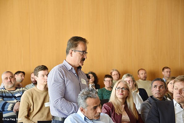 MO VA 17.05.2025 Publikum, mehrere Personen sitzend, eine männliche Person stehend