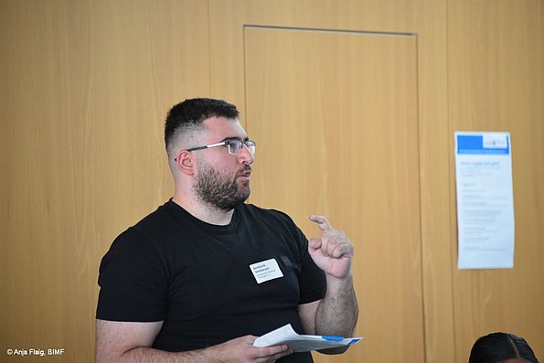 MO VA 17.05.2025 eine männliche Person stehend