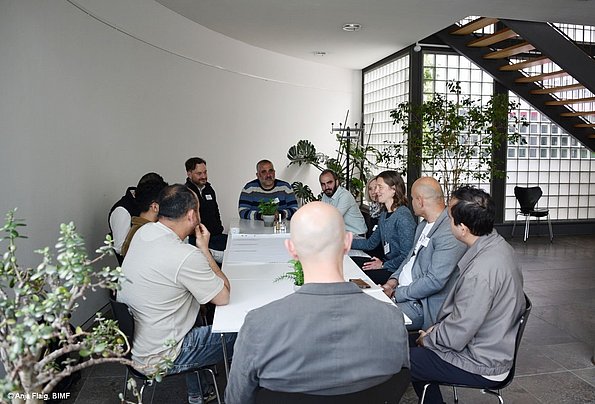 MO VA 17.05.2025 Austauschrunde mehrere Personen sitzend am Tisch